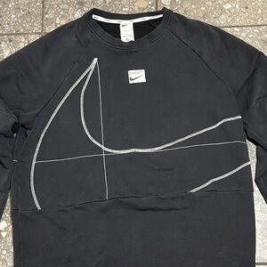 Nike Dri-Fit Crewneck sweatshirt with contrast stitching. Large